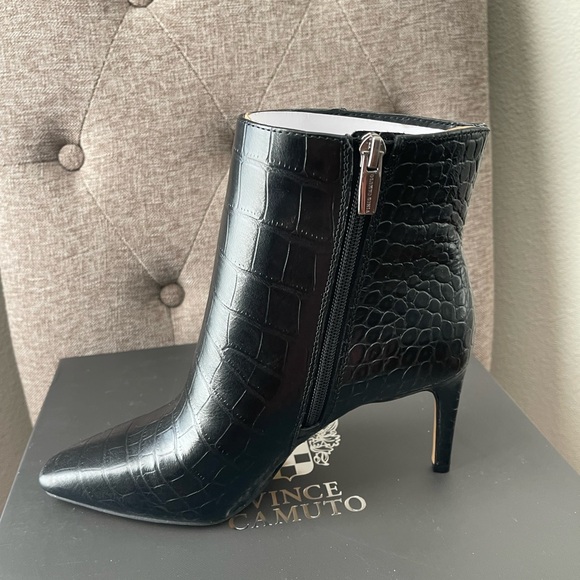 Vince Camuto Women's Allost Pointy Toe Bootie Ankle Boot In Size 7  EU 38 - Picture 4 of 10